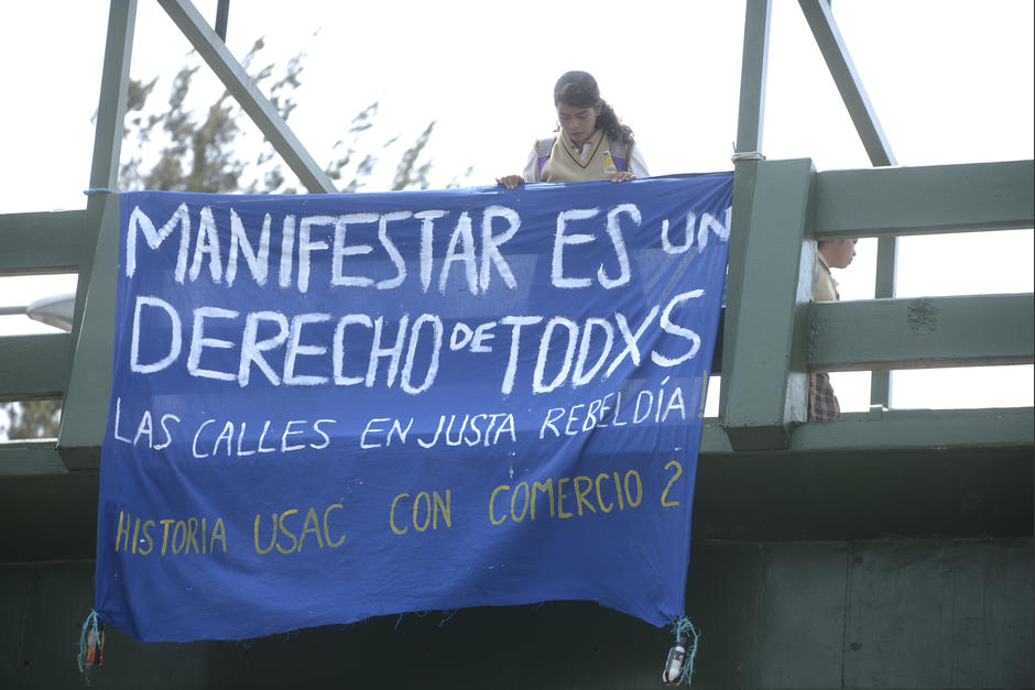 Esta manta fue colocada sobre la pasarela donde manifestaron los estudiantes. (Foto: Wilder López/Soy502)