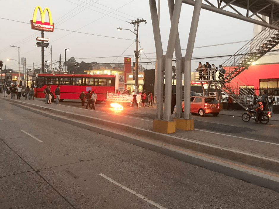 El paso fue bloqueado en ambos sentidos de la v&iacute;a. (Foto: Ren&eacute; Samuel Chicol)