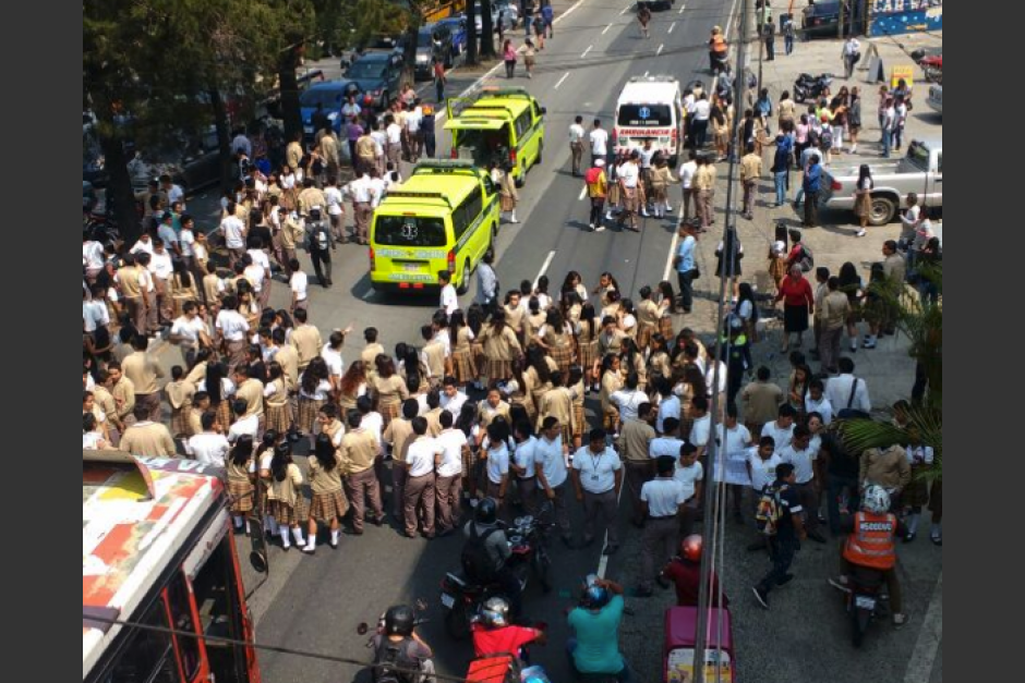 Los alumnos de la Escuela de Ciencias Comerciales No. 2, protestaban contra el director del plantel y bloquearon la calle, lo que ocasionó el fatal descenlace. (Foto: Archivo/Soy502)&nbsp;