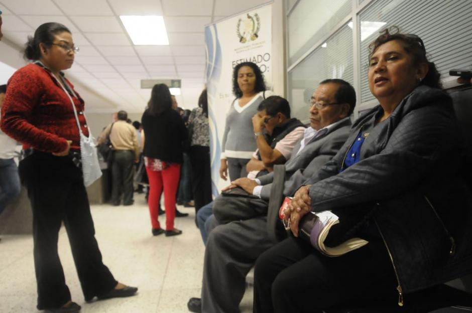 Los maestros de la Escuela Nacional de Ciencias Comerciales Número 2 relataron lo ocurrido durante la manifestación en la calzada San Juan. (Foto: Jesús Alfonso/Soy502)