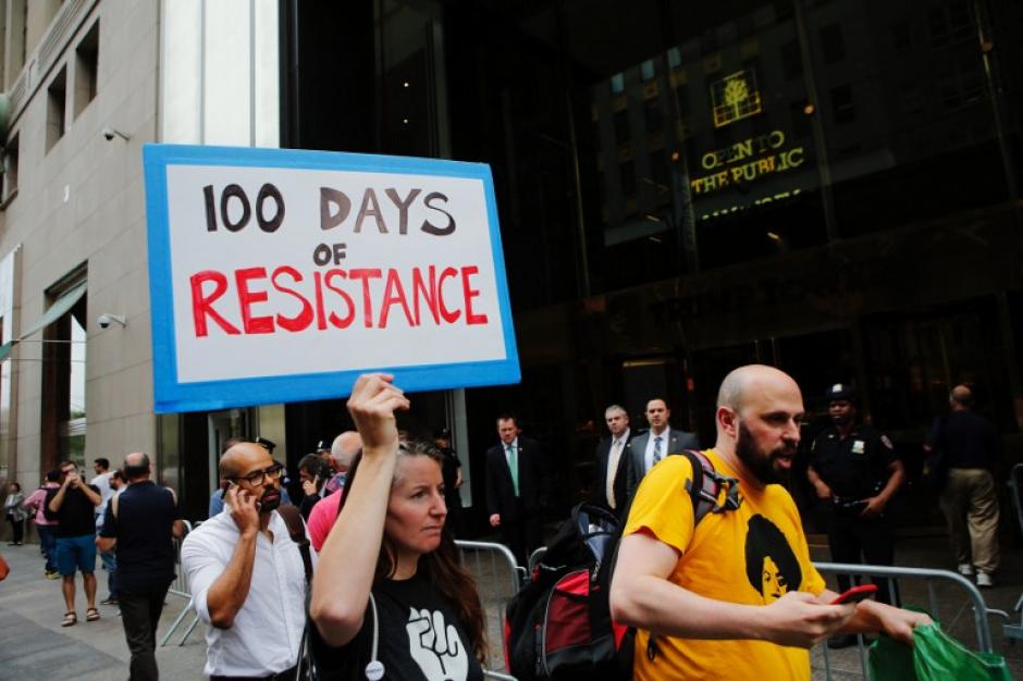 Una manifestaci&oacute;n recibe los 100 d&iacute;as de la presidencia de Trump. (Foto: AFP)&nbsp;