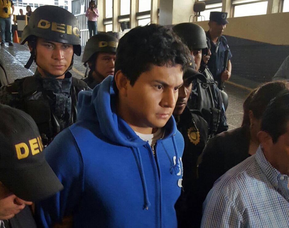 Jabes Meda Maldonado llegó a Torre de Tribunales para entregarse a la justicia. (Foto: Edgar López/Nuestro Diario)