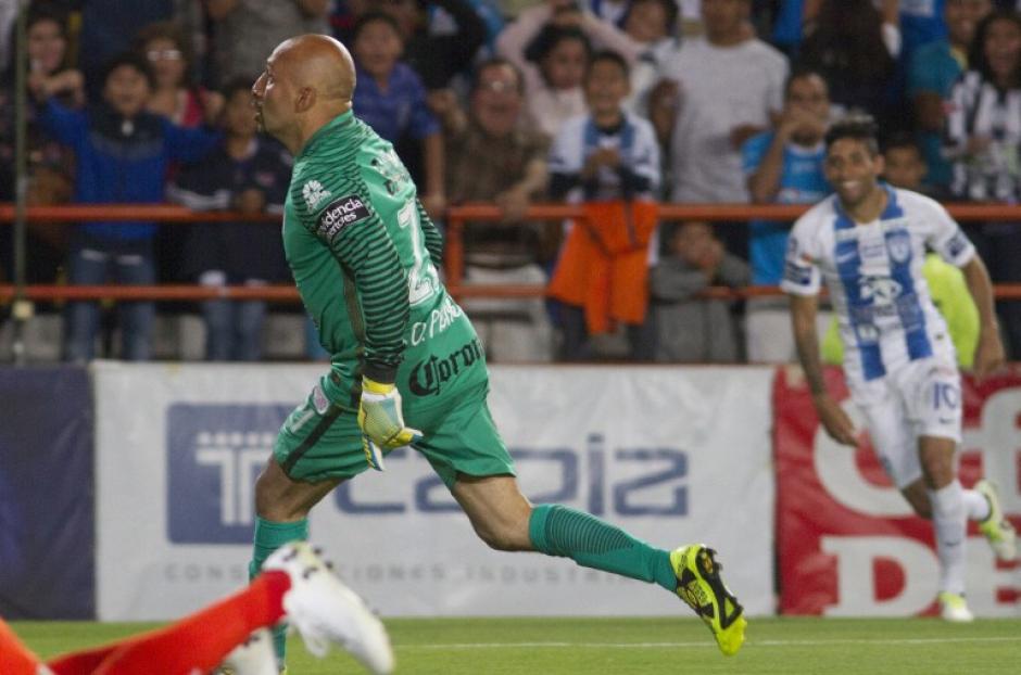 &Oacute;scar P&eacute;rez se visti&oacute; de h&eacute;roe para lograr el empate contra el Cruz Azul. (Foto: AFP)