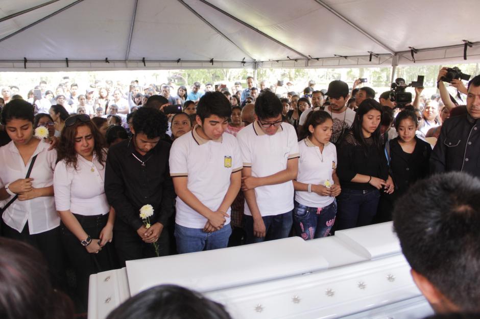 Estudiantes dieron el último adiós a Brenda Domínguez. (Foto: Fredy Hernández/Soy502)