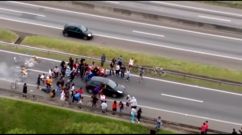 Un conductor no ten&iacute;a el tiempo para esperar que los manifestantes se retiraran y los arroll&oacute;. (Captura video)