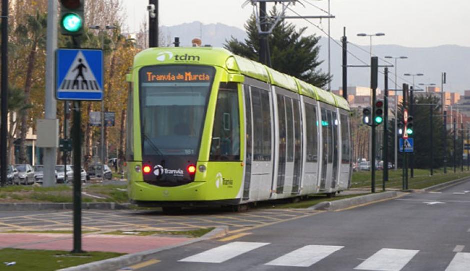 El joven quer&iacute;a conocer a la mujer que parec&iacute;a triste y &eacute;l quer&iacute;a hacerla sonre&iacute;r. (Foto: Viva el Tren)