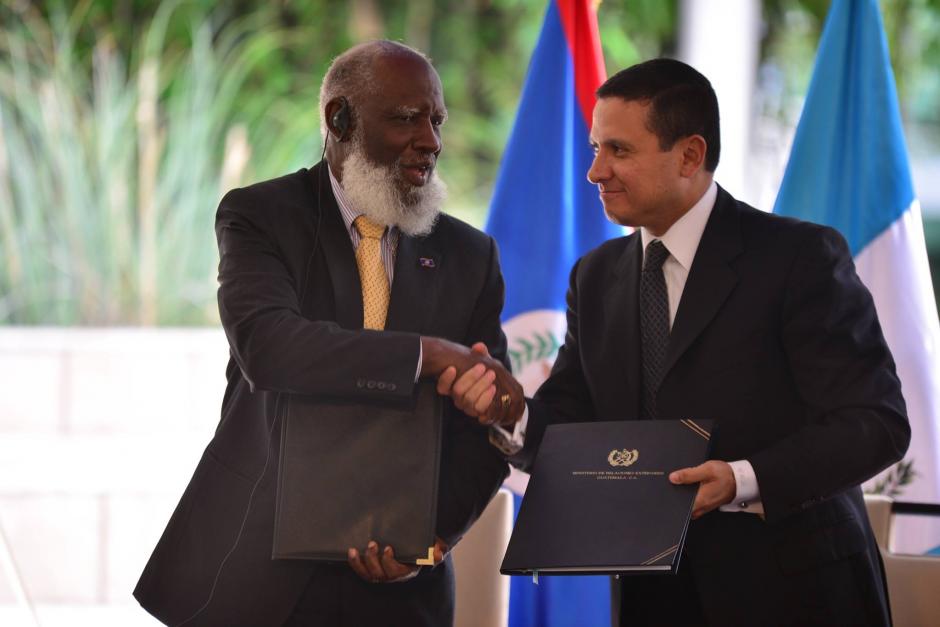 Momento en abril de 2015 en que los cancilleres de ambos países acuerdan poder hacer la consulta en días diferentes. (Foto: Wilder López/Soy502)