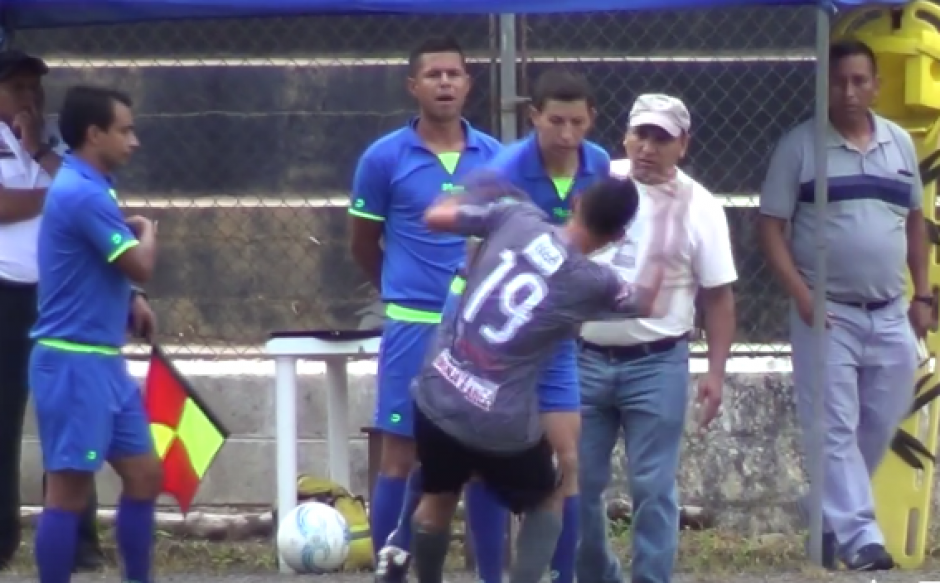 Un futbolista del Deportivo Carchá fue expulsado y asegura que fue "agredido" por el árbitro. (Foto: Captura de video)