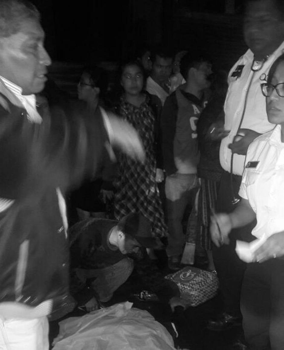 Una joven de 19 a&ntilde;os muri&oacute; atropellada en San Pedro Sacatep&eacute;quez y los pobladores quemaron el autob&uacute;s que aparentemente habr&iacute;a sido responsable. (Foto: Bomberos Voluntarios)
