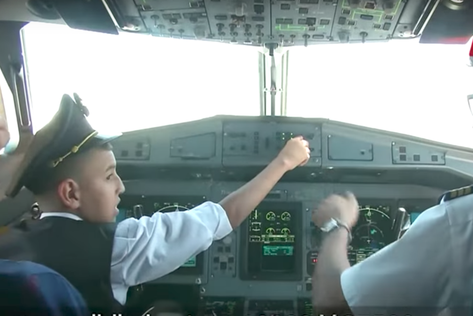 El peque&ntilde;o de 12 a&ntilde;os tuvo el control de la aeronave durante varios minutos. (Imagen: captura de pantalla)
