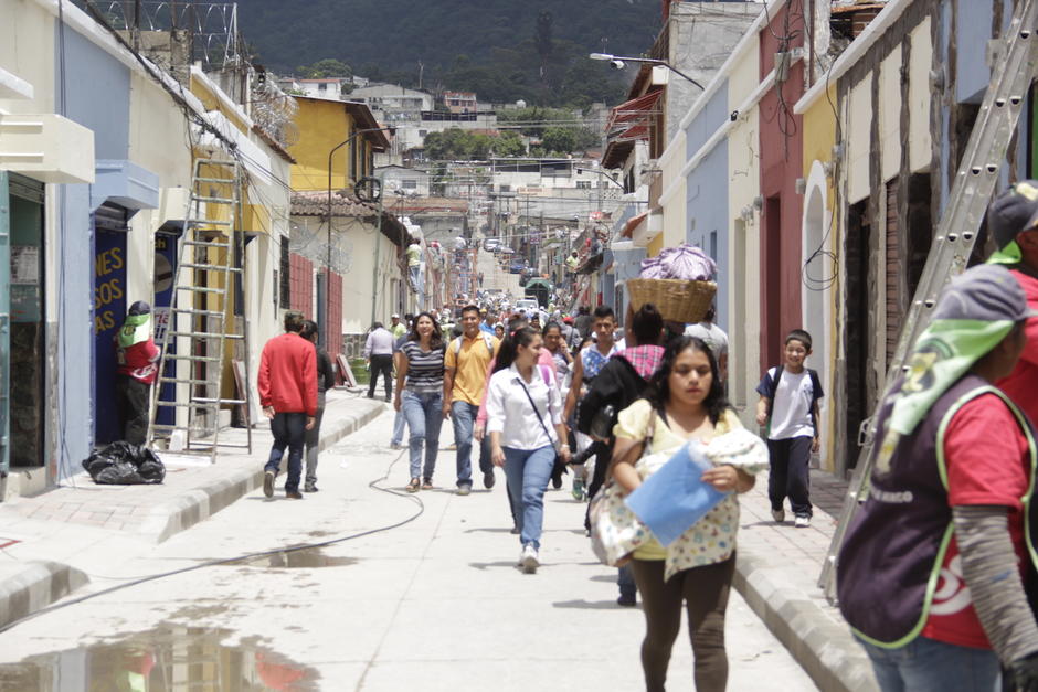 Decenas de trabajadores municipales aceleran los trabajos para la inauguraci&oacute;n de este jueves. (Foto: Fredy Hern&aacute;ndez/Soy502)