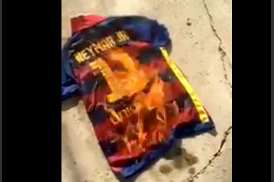 Los aficionados del FC Barcelona no perdonan y queman camiseta de Neymar. (Foto: Captura de video)