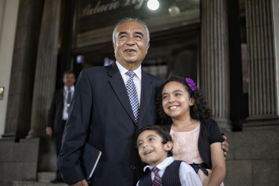 El nuevo diputado acudi&oacute; al Congreso acompa&ntilde;ado de su famiia. (Foto: Wilder L&oacute;pez/Soy502)