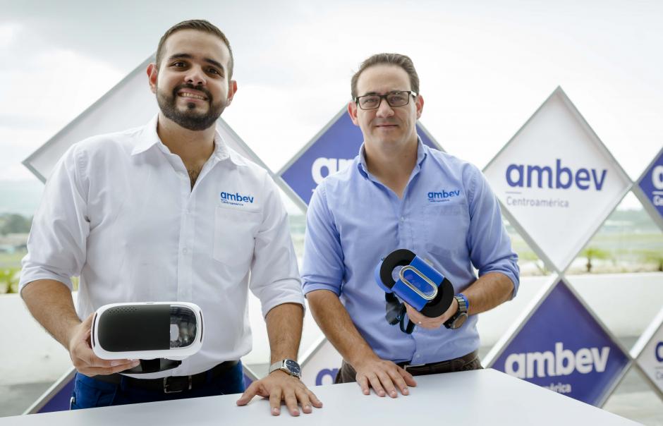 Carlos Duarte, coordinador de asuntos corporativos junto a Roberto Batres, gerente jur&iacute;dico de Ambev Centroam&eacute;rica. (Foto: George Rojas/Soy502)