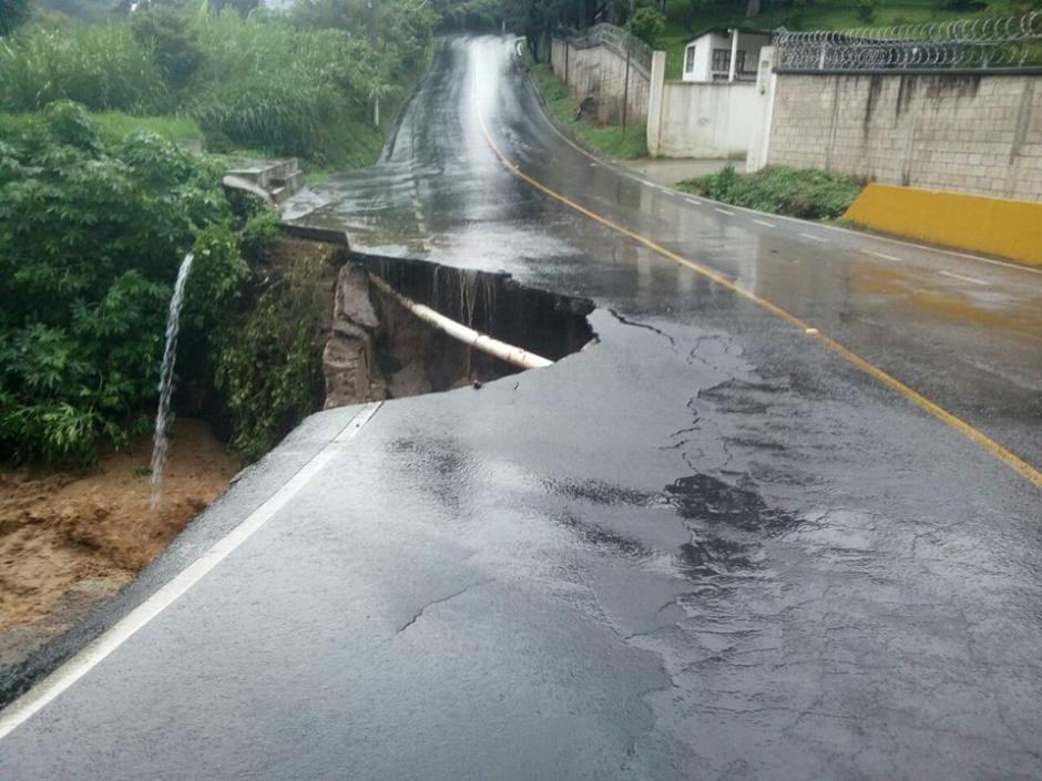 Se registra colapso de la carretera en el puente sobre el r&iacute;o Acat&aacute;n en Santa Catarina Pinula, seg&uacute;n inform&oacute; la Conred. (Foto: @ConredGuatemala)