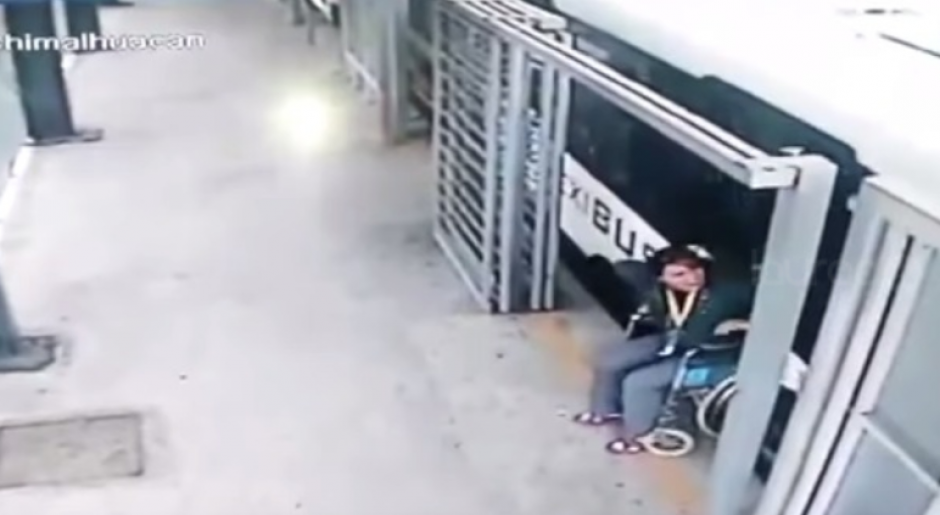 Una mujer en silla de ruedas se salva de morir arrollada por autobús