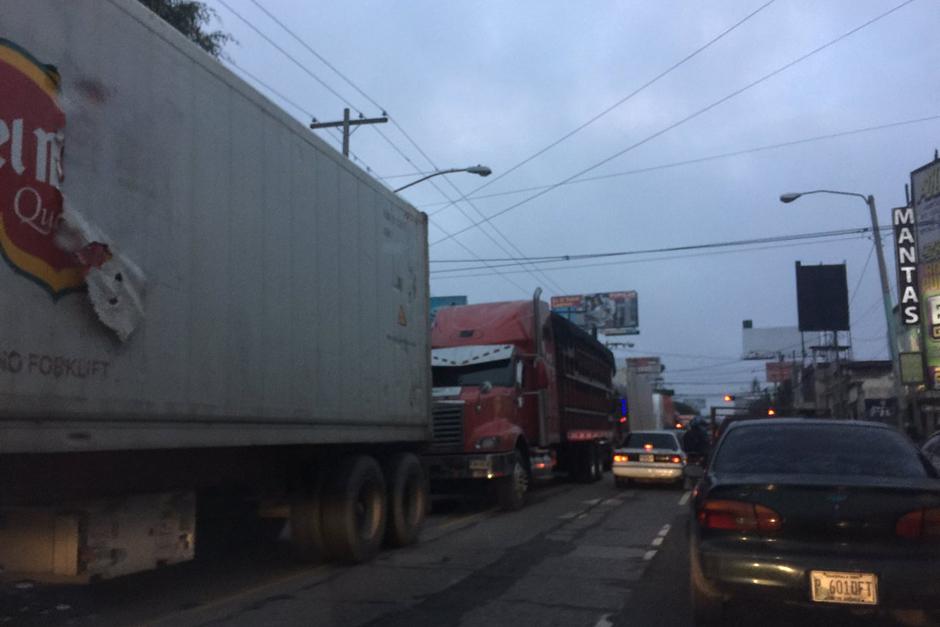 La ruta al Atl&aacute;ntico colaps&oacute; totalmente debido a la movilizaci&oacute;n de una gr&uacute;a en el kil&oacute;metro 12. La fila de veh&iacute;culos llega hasta el Perif&eacute;rico. (Foto: Twitter)
