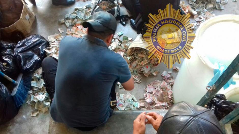 El dinero se encontraba guardado en cubetas pl&aacute;sticas.  (Foto: PNC)