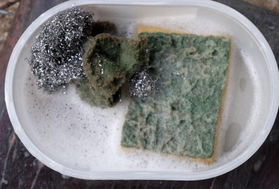 Las esponjas para lavar trastos acumulan la misma cantidad de bacterias que las heces fecales. (Foto: www.milenio.com)