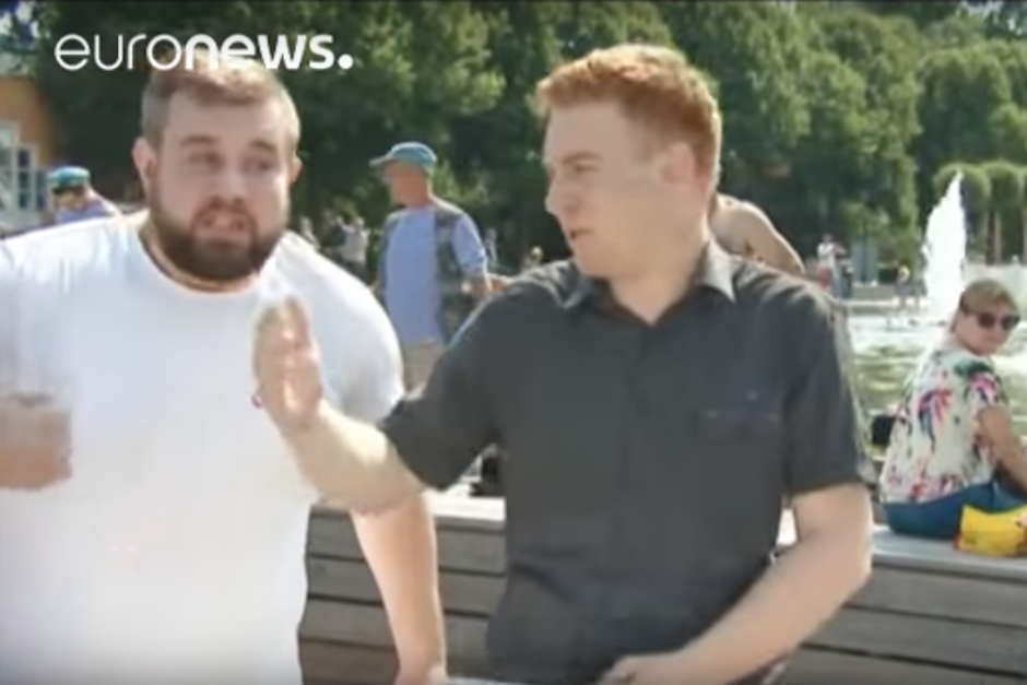 El periodista pidió a un transeúnte que hiciera silencio durante la tranmisión, lo cual molestó al hombre que lo agredió. (Imagen: captura de pantalla)