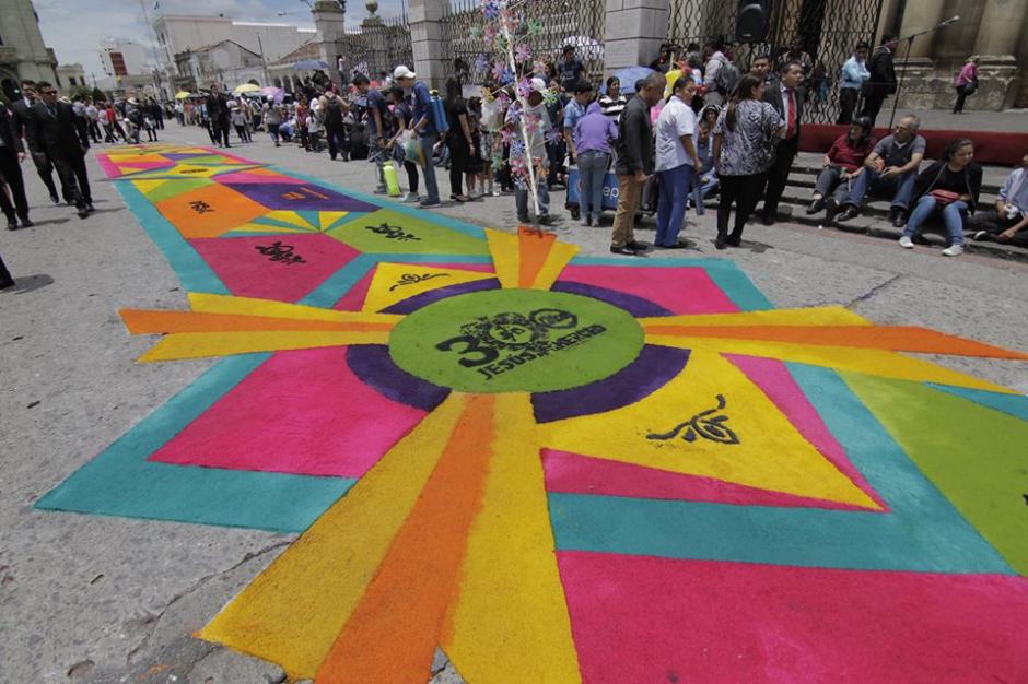 Los fieles cat&oacute;licos hicieron alfombras para el paso de la procesi&oacute;n extraordinaria de Jes&uacute;s Nazareno de la Merced. (Foto: Alejandro Bal&aacute;n/Soy502)