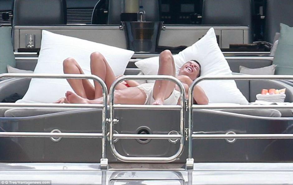 En un yate y acompa&ntilde;ado de su novia CR7 tom&oacute; un descanso en Ibiza. (Foto: Vantage News)