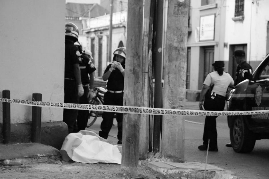 Un hombre muri&oacute; y otro m&aacute;s result&oacute; herido en un ataque armado que se registr&oacute; en la zona 1 capitalina. (Foto: Bomberos Municipales)