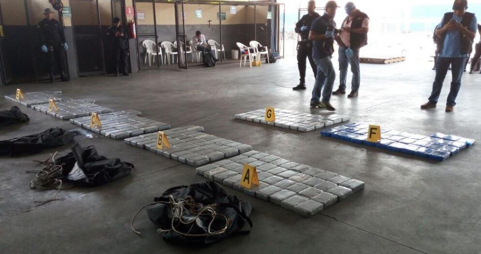 Localizan paquetes de droga escondidos en el interior de maletines. (Foto: PNC)