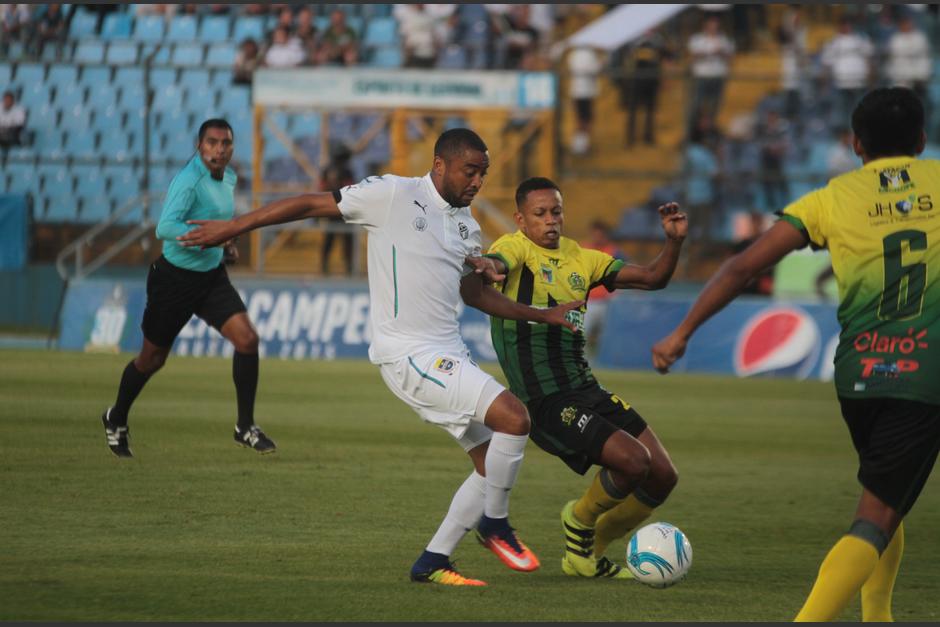 Manfred Russell marc&oacute; el 1-0 para Comunicaciones. (Foto: Luis Barrios/Soy502)