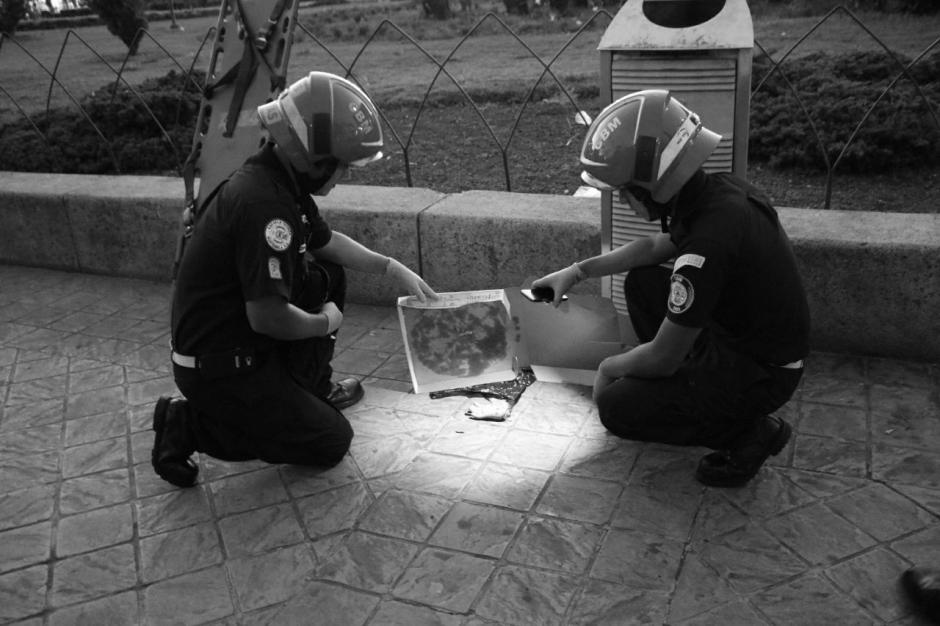 Localizan restos humanos en el interior de un parque en la zona 1 capitalina. (Foto: Bomberos Municipales)