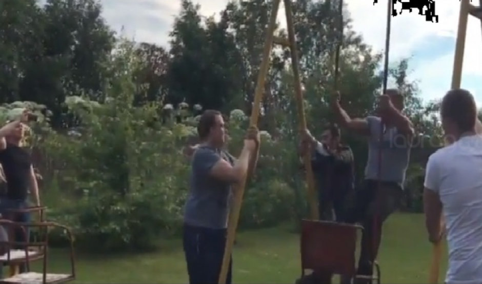 Un hombre hizo una arriezgada acrobacia con consecuencias. (Foto: captura de pantalla)&nbsp;