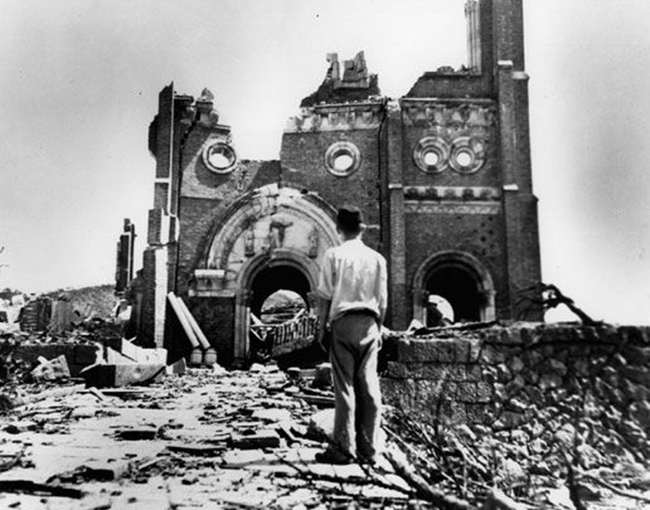 Un sobreviviente de la bomba atómica de Hiroshima, contempla la devastación. (Foto: Pinterest)