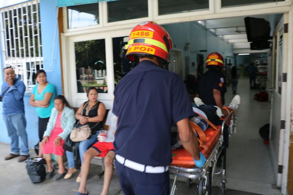 Dos hombres murieron y dos m&aacute;s resultaron heridos en un ataque armado en Santa Catarina Pinula. (Foto: Bomberos Municipales)