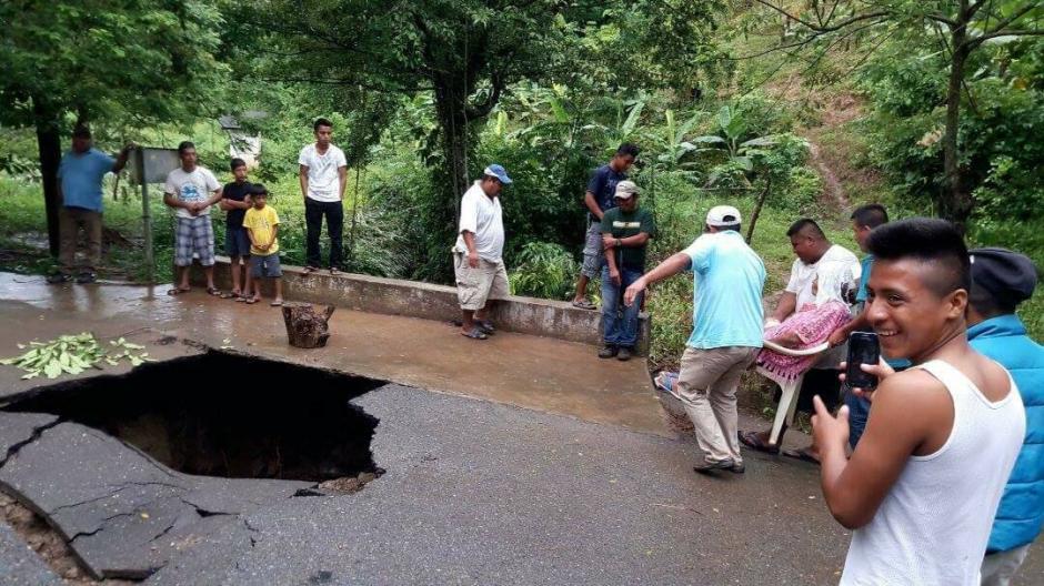 Un hundimiento en la carretera que conduce a Playa Dorado en Izabal se registr&oacute; debido a las fuertes lluvias. (Foto: Facebook/El Grafico de Oriente)