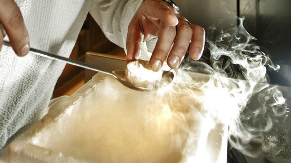 Un ni&ntilde;o comi&oacute; un extra&ntilde;o postre y termin&oacute; con un agujero en el est&oacute;mago. (Foto: actualidad.rt.com)