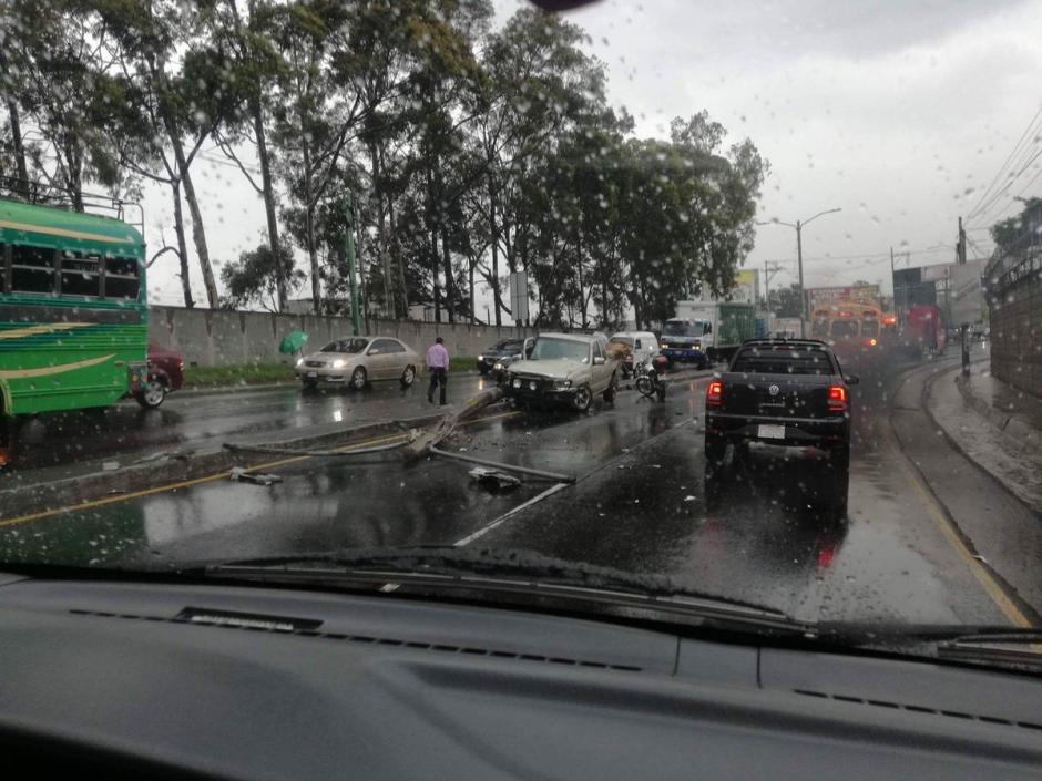 Un accidente de tr&aacute;nsito, las fuertes lluvias y la acumulaci&oacute;n de agua generan complicaciones viales en la ruta al Pac&iacute;fico. (Foto:&nbsp;@SantosDalia)