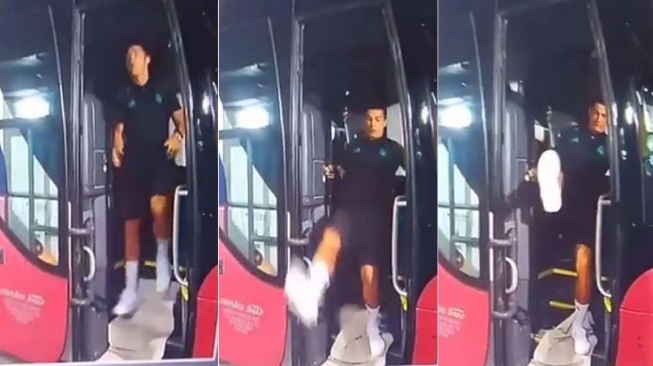 El portugu&eacute;s, Cristiano Ronaldo, resbala bajando del autob&uacute;s en Macedonia. (Foto: Cuatro)