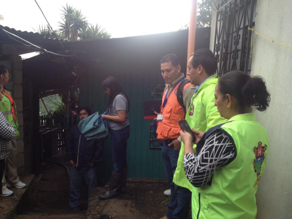 Varias emergencias se registraron en el pa&iacute;s tras las fuertes lluvias de este lunes, entre ellas un derrumbe en la zona 13 capitalina. (Foto: Conred)