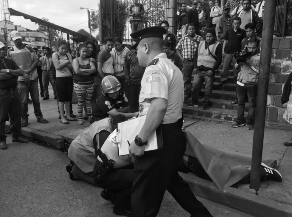 El mototaxista fue el único que no pudo huir de la balacera. (Foto: Amílcar Montejo/PMT)