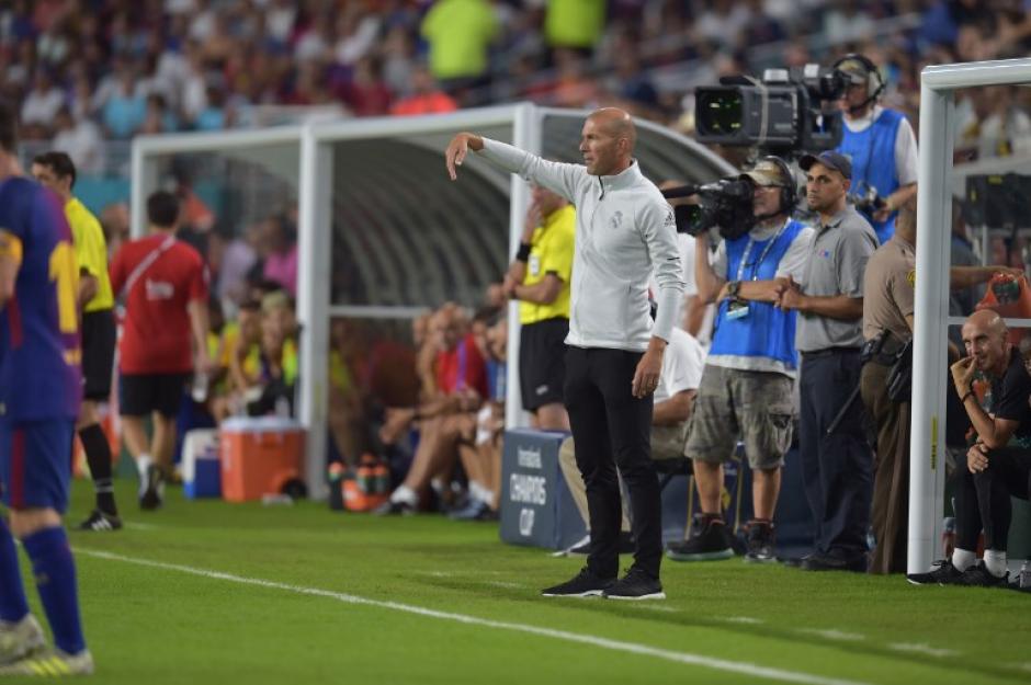Zinedine Zidane, entrenador del Real Madrid, est&aacute; preocupado por el rendimiento del equipo merengue. (Foto: AFP)