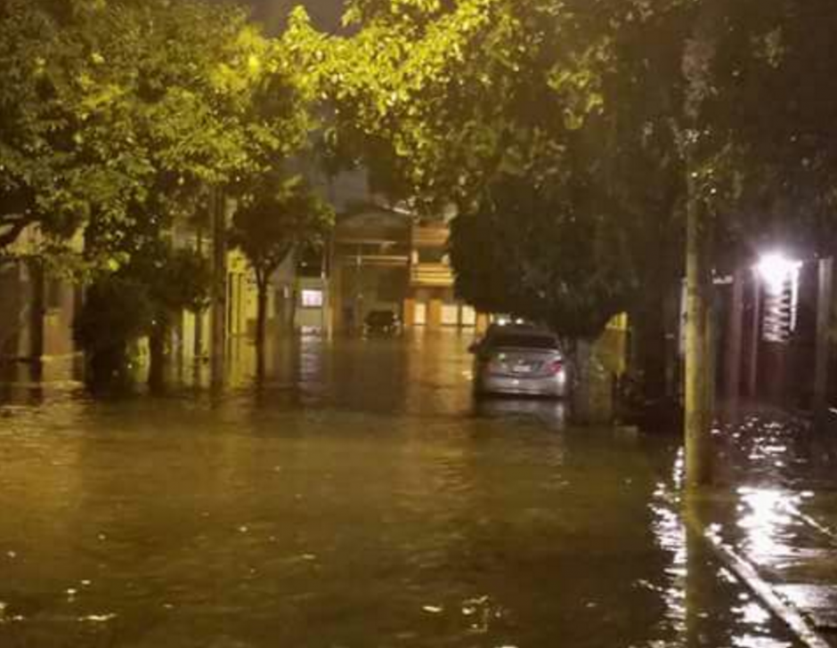 Varias zonas de la ciudad están inundadas después de las lluvias. (Foto: Soy502)&nbsp;