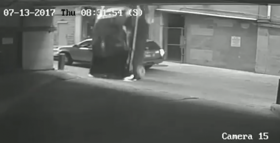 Una mujer se estrell&oacute; desde una altura de siete pisos. (Foto: Captura YouTube)&nbsp;