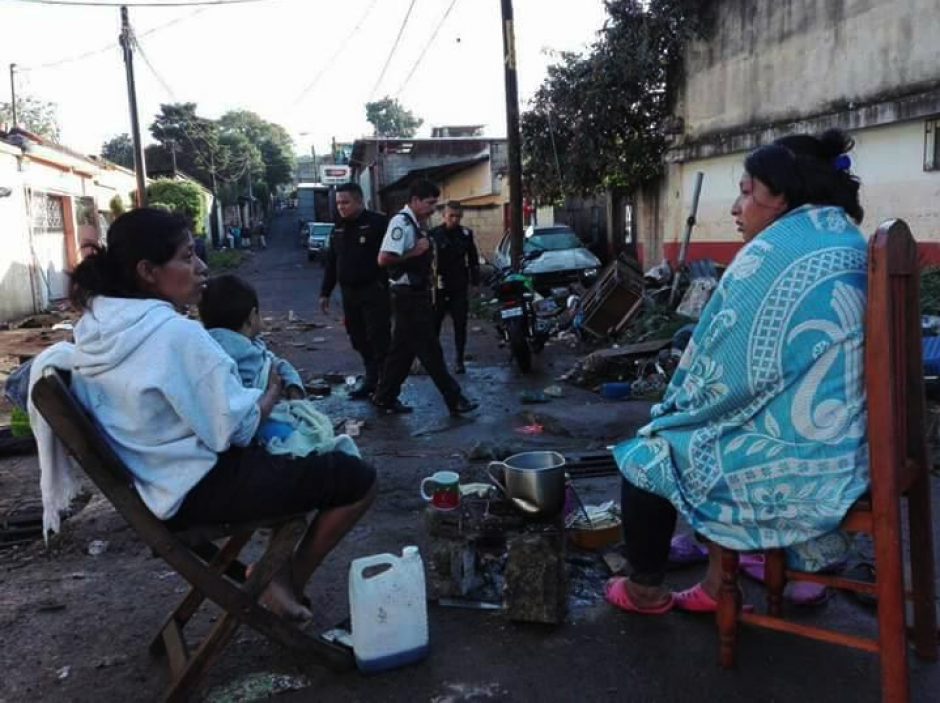 Las familias prefirieron no ir a un albergue. (Foto: captura/Facebook) 