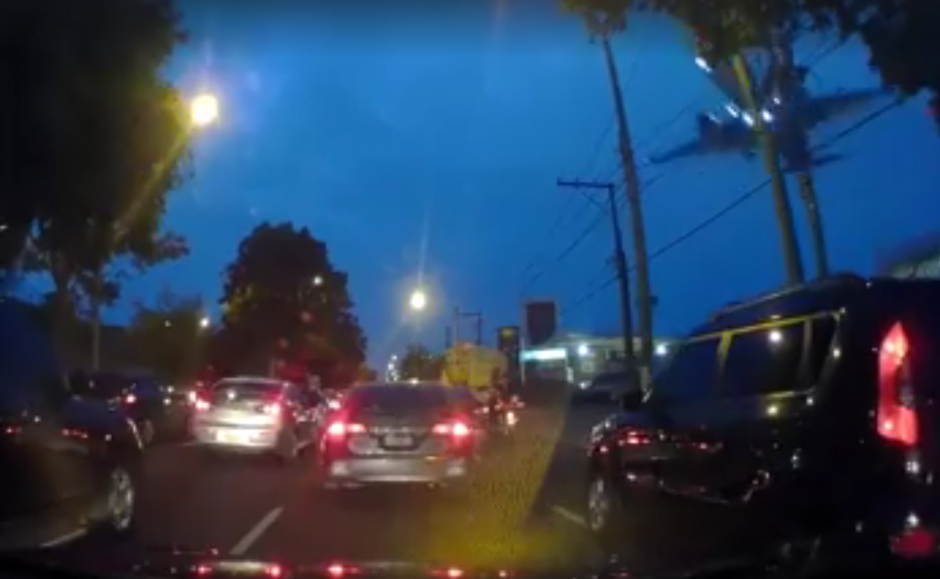 En el tráfico del bulevar Liberación se grabó este video. (Foto: captura de Facebook)&nbsp;