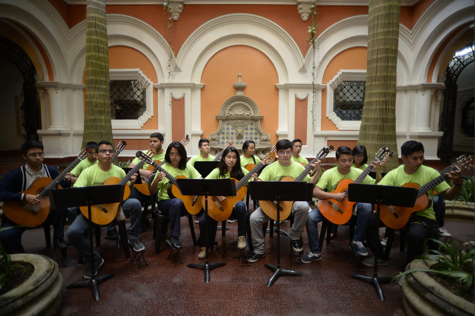 Los guitarristas son j&oacute;venes que buscan destacar en la m&uacute;sica. (Foto: Wilder L&oacute;pez/Soy502)