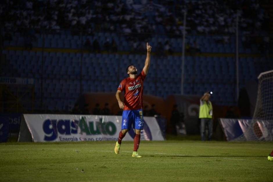 Con gol de penal los Rojos aventajan a Comunicaciones. (Foto: Wilder L&oacute;pez/Soy502) 