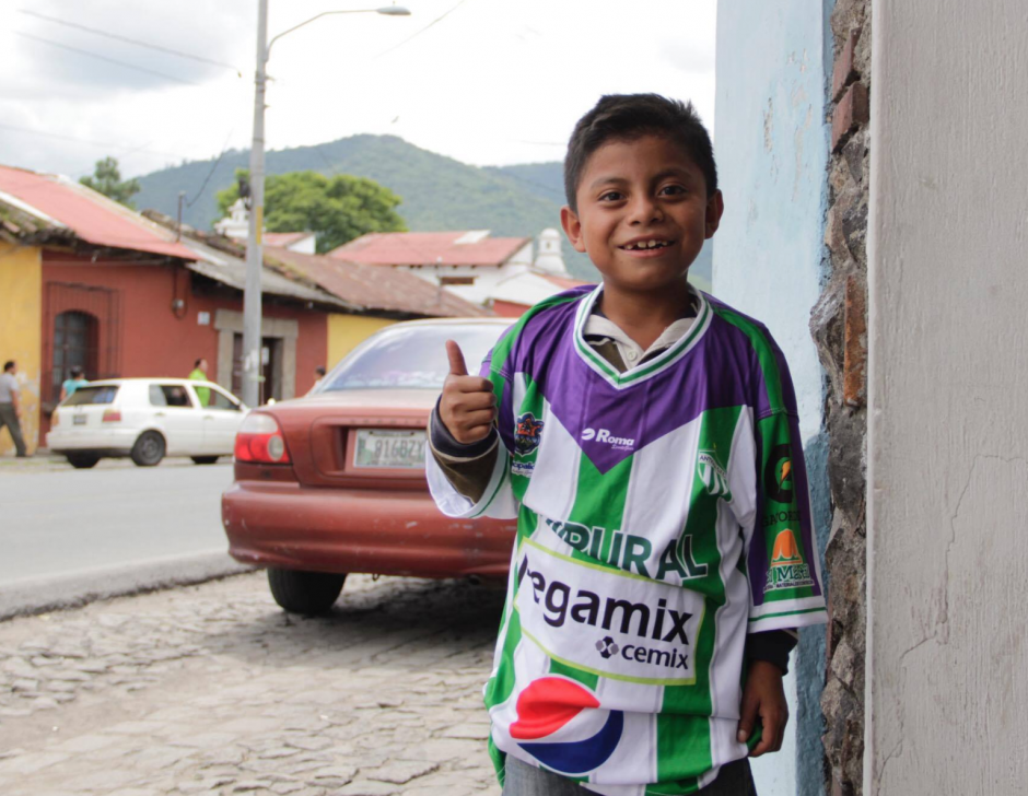 El peque&ntilde;o aficionado de Antigua GFC se fue feliz con su camisola. (Foto: Fredy Hern&aacute;ndez/Soy502)&nbsp;