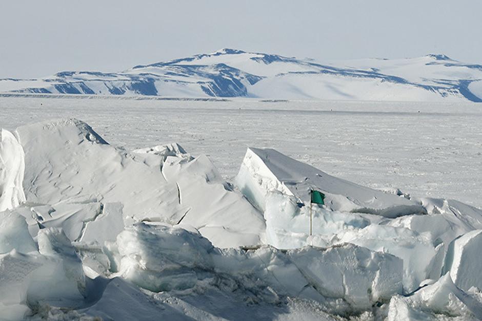 El grupo de volcanes fue descubierto a dos kil&oacute;metros de la gigantesca capa de hielo que cubre el lugar. (Foto: RT)