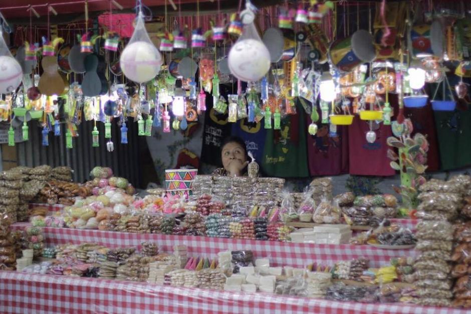 Tras las ventas de la feria hay una comunidad que brinda alegría a los guatemaltecos. (Foto: Alejandro Balán/Soy502)