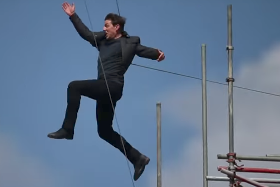 El actor de 55 a&ntilde;os se estrell&oacute; contra la pared de un edificio al saltar desde un andamio. (Imagen: captura de pantalla)